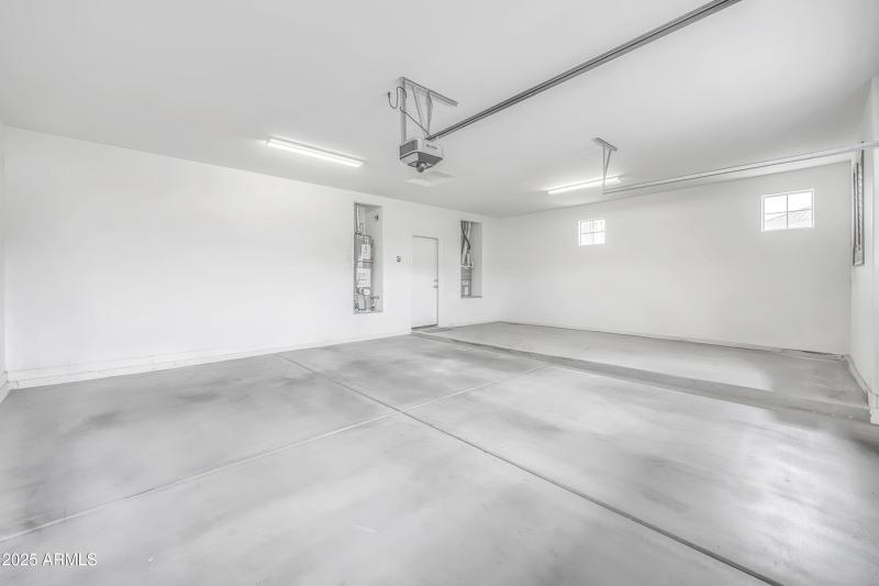 4587 S Ellesmere-Garage