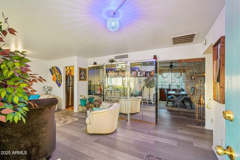 10-web-or-mls-W Connecticut Ave-S2511-00