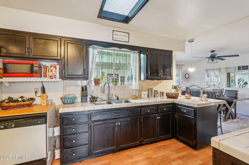 17-web-or-mls-W Connecticut Ave-S2511-01