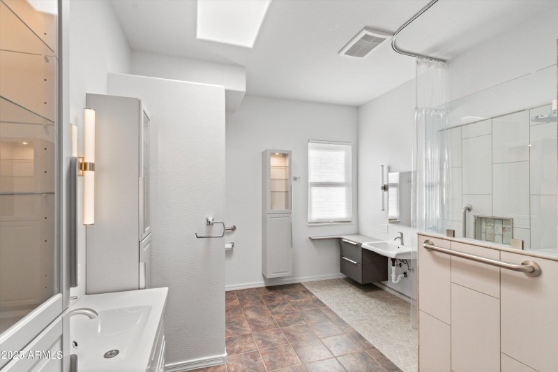 21-Large Primary Bathroom