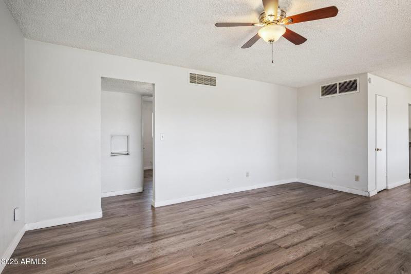 8-web-or-mls-528-e-laurel-dr