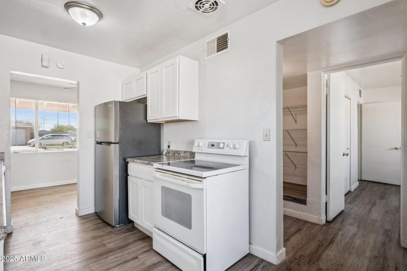 11-web-or-mls-528-e-laurel-dr