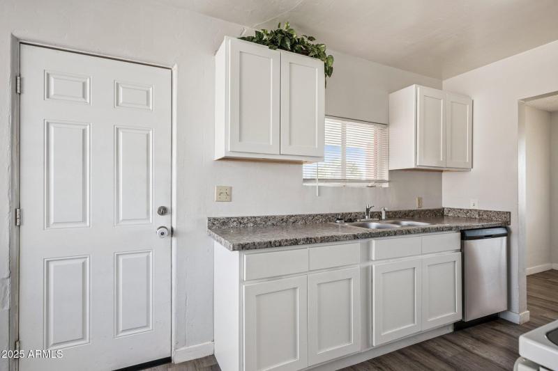 12-web-or-mls-528-e-laurel-dr