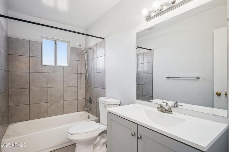 17-web-or-mls-528-e-laurel-dr