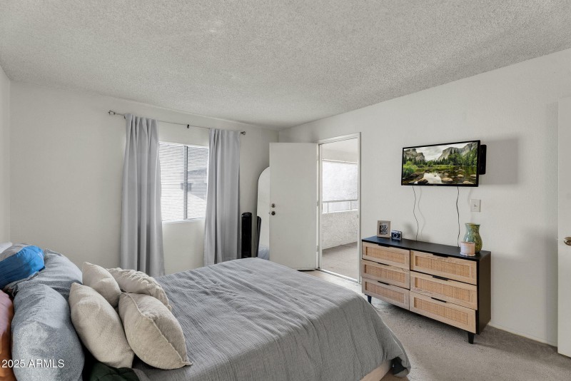 16-web-or-mls-10828 N Bailtmore Dr 233-1