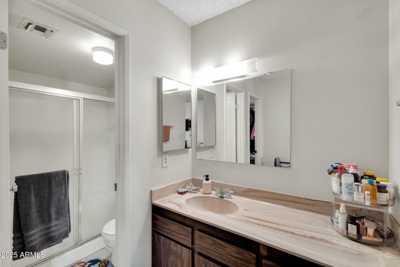 18-web-or-mls-10828 N Bailtmore Dr 233-1