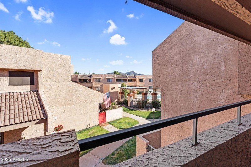 20-web-or-mls-10828 N Bailtmore Dr 233-2