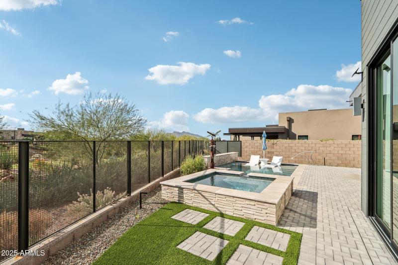 60-web-or-mls-N Cave Creek Rd 1037-S0412