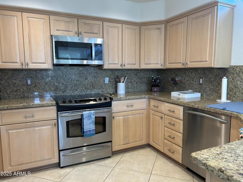 SPACIOUS KITCHEN W GRANITE COUNTERS