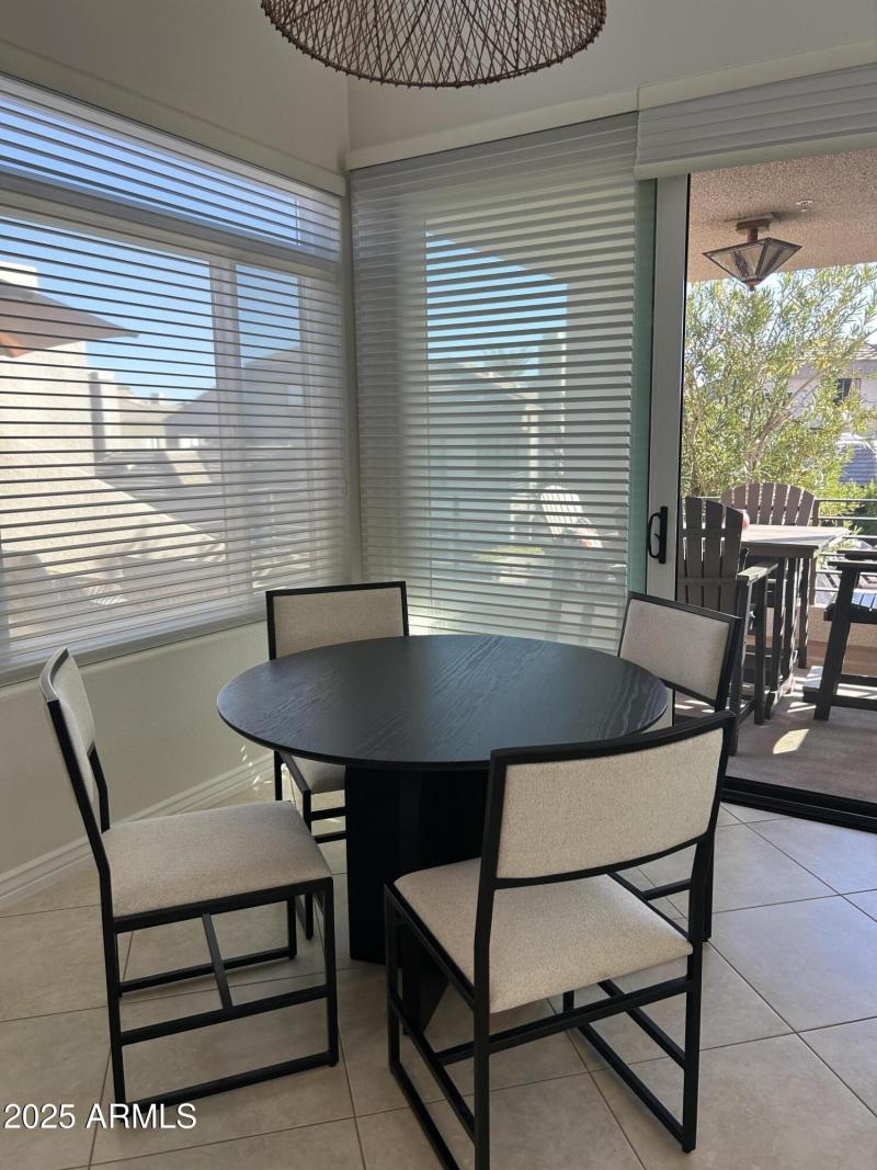 WALL OF WINDOWS IN BREAKAST AREA