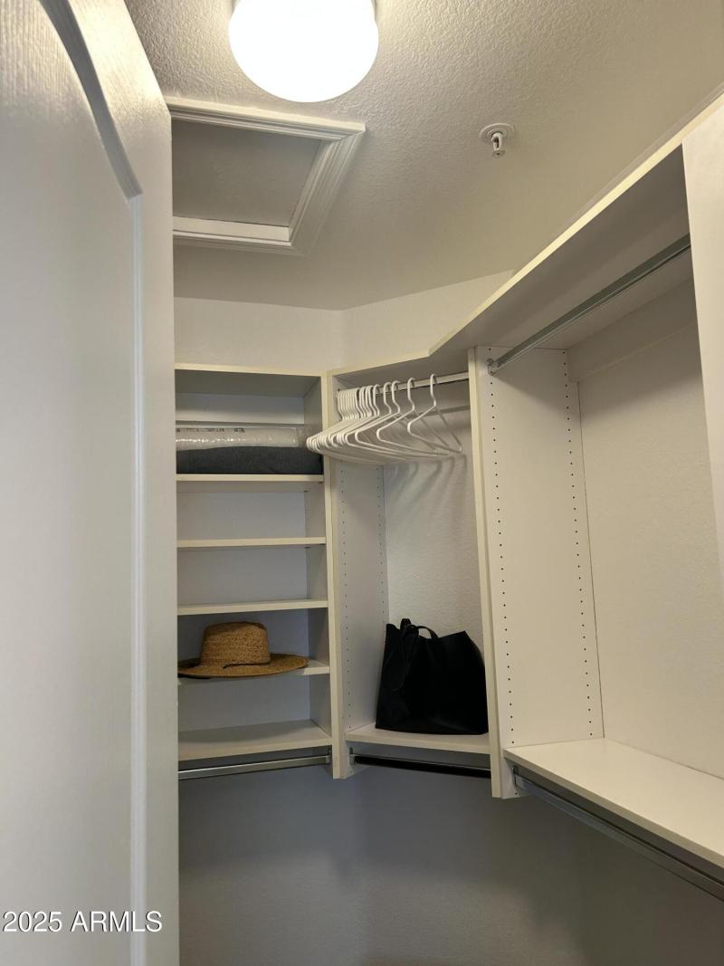 WALK IN CLOSET