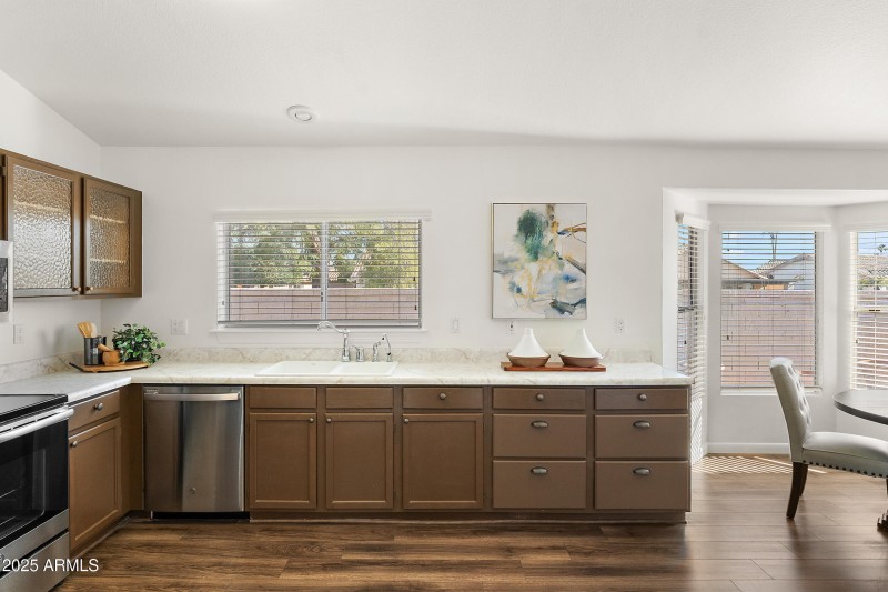 LIGHT & BRIGHT KITCHEN