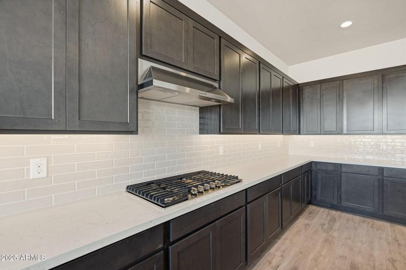 Kitchen W Neutral Backsplash