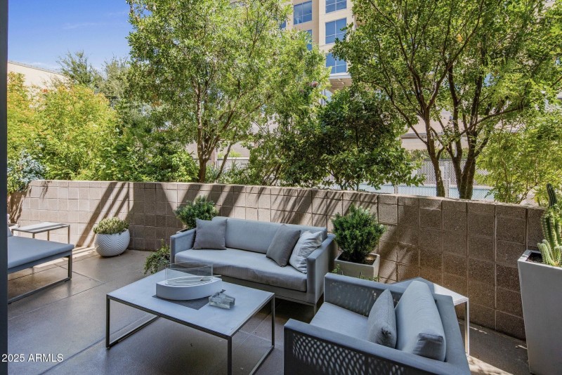 1-SPACIOUS COURTYARD-LUSH LANDSCAPE