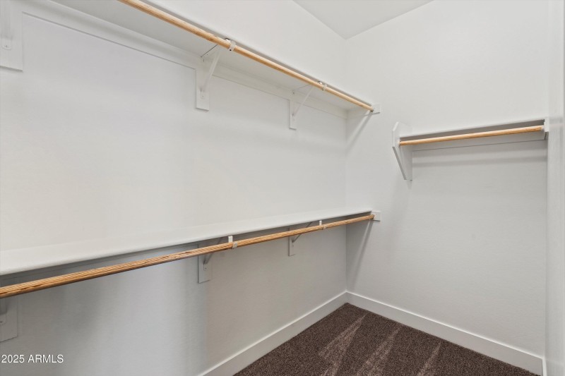 21-Walk-in Closet