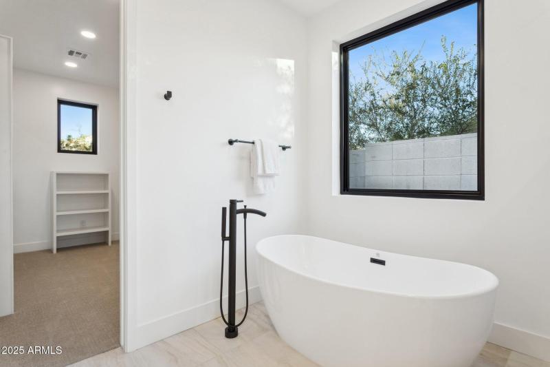 23-web-or-mls-6306-n-10th-dr