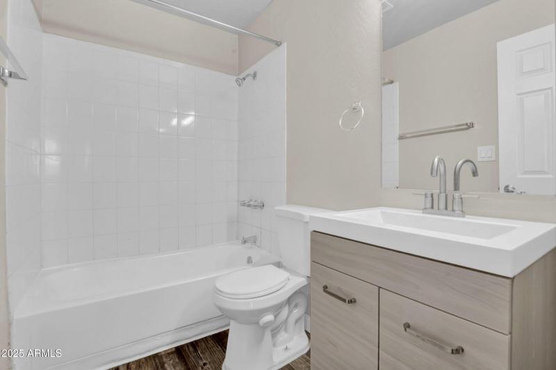 18-custom-1253 W Pierce St-18