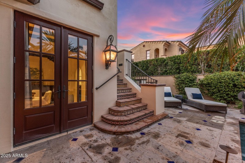 6-8833 - Staircase Outside Entry