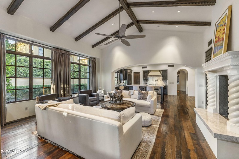 22-8491 - Great Room - Wood Floors Vault