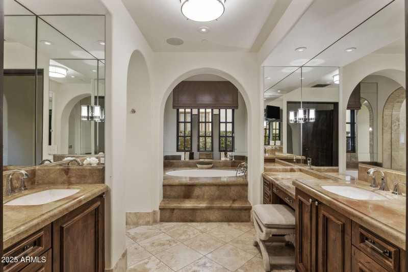 26-8519 - Double Vanities - Spa Tub