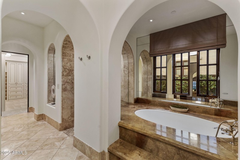 27-8448 - Hallway to Large Shower