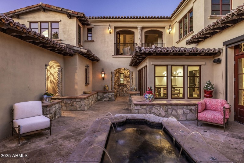 6-0508 - Courtyard View