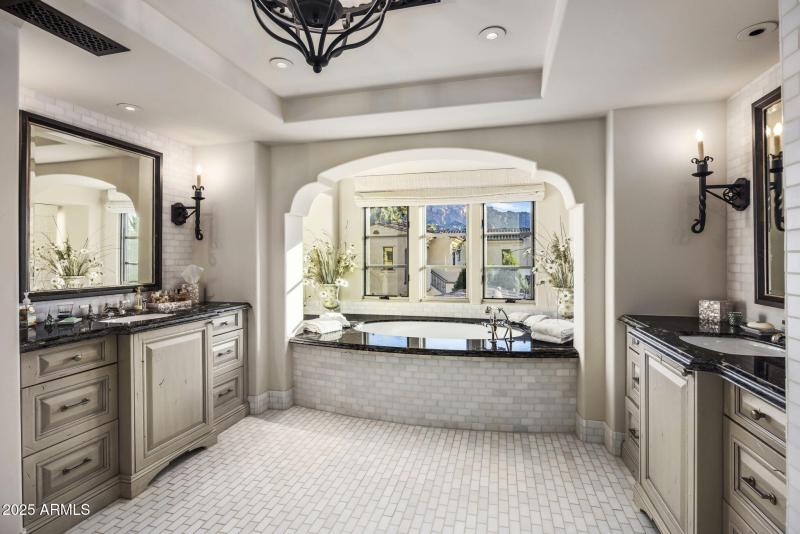 37-0118 - Elegant Bath Area