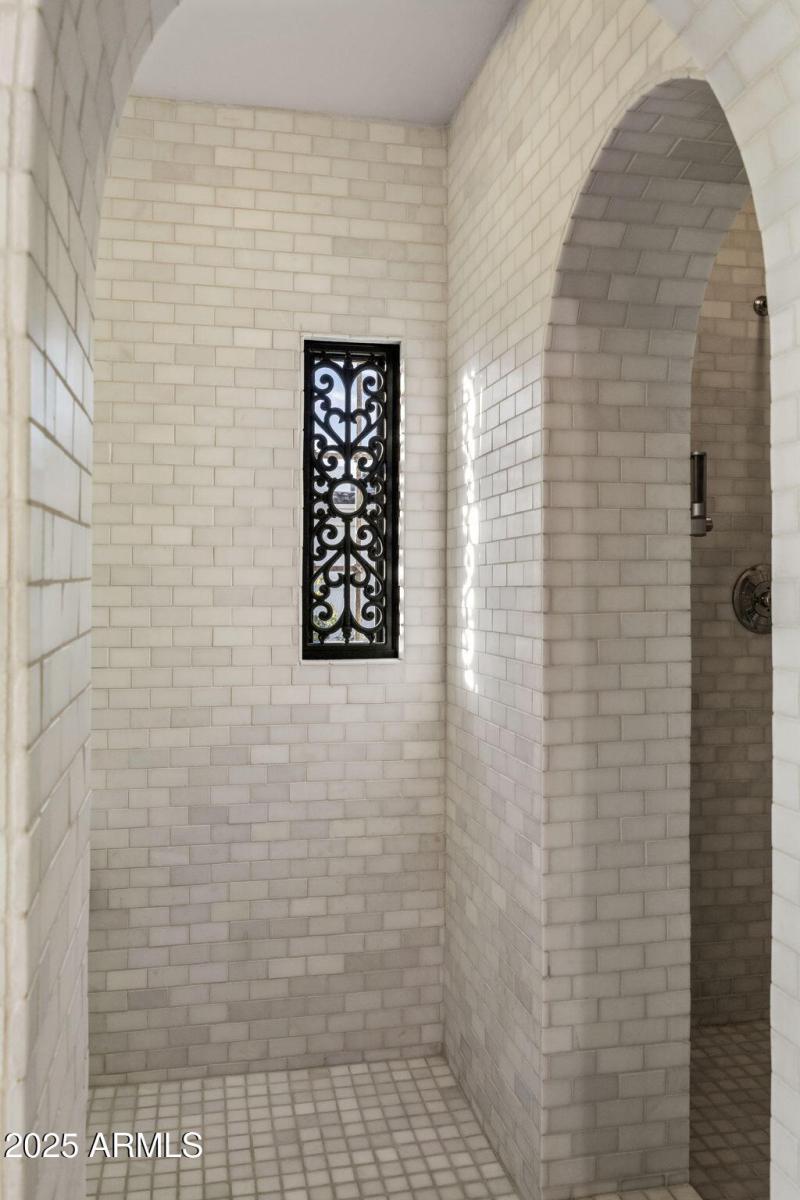 39-0127 - Spacious Shower Area