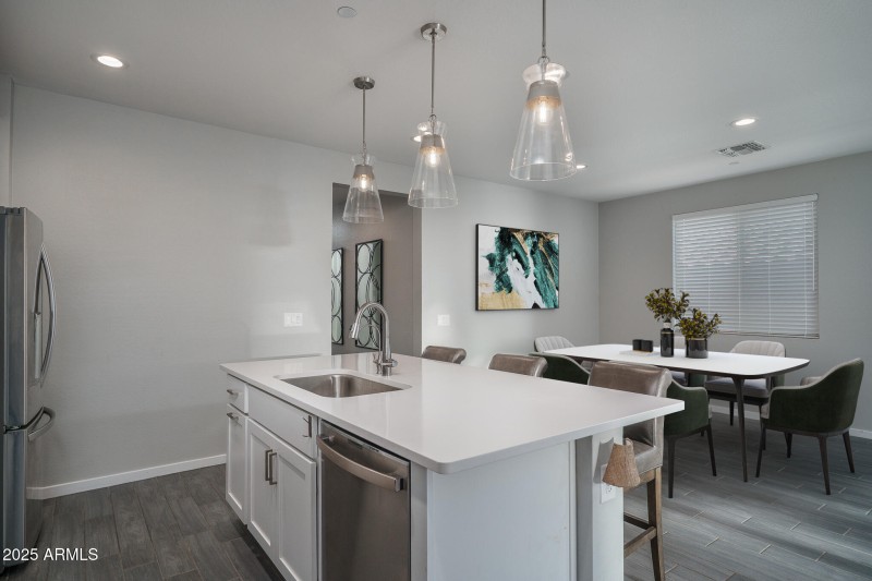 5VS) KITCHEN TO DINING