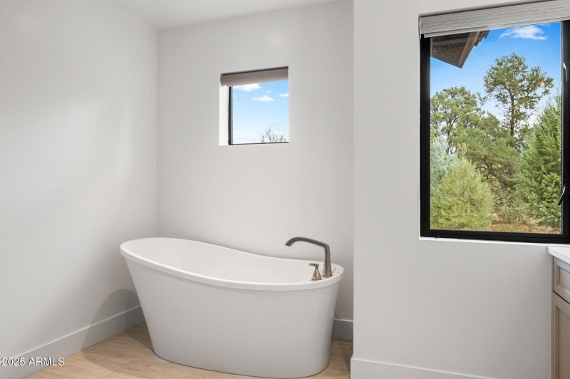 31-Primary Bathroom Soaker Tub