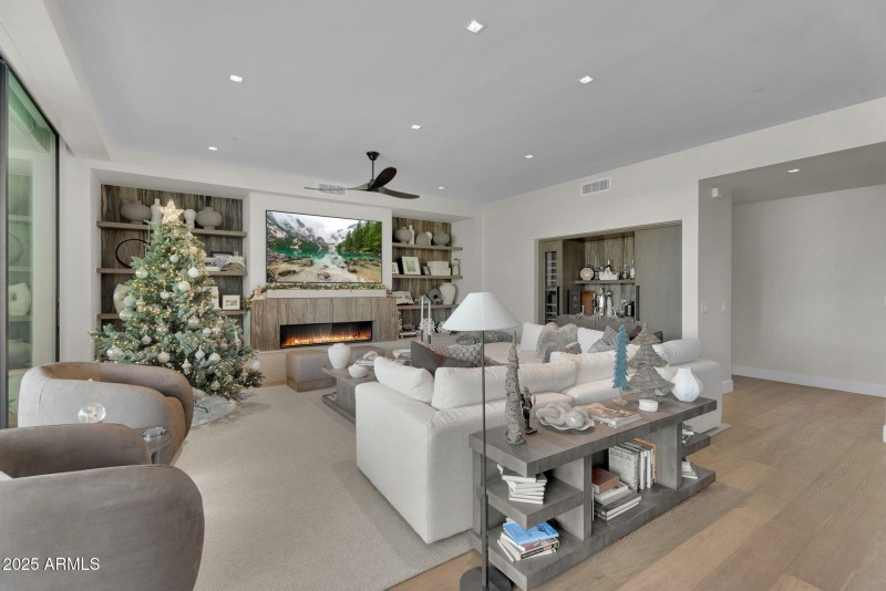 6-web-or-mls-Phoenician Blvd-5