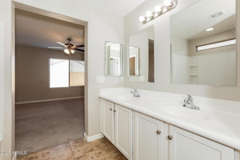 013-photo-main-bedroom-14979950