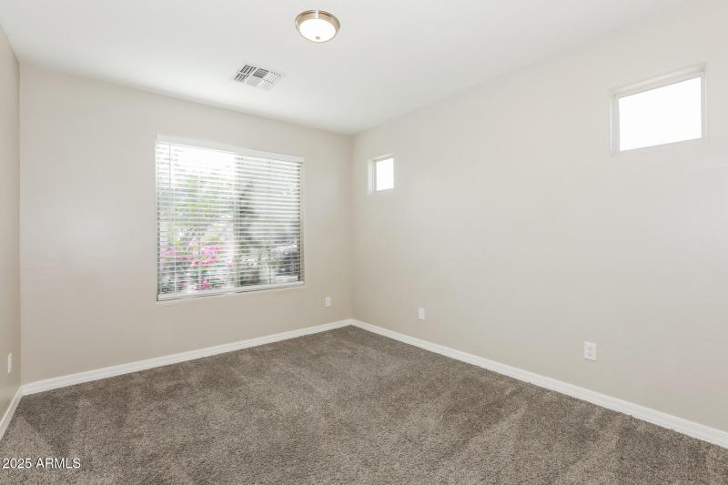 016-photo-bedroom-14979952