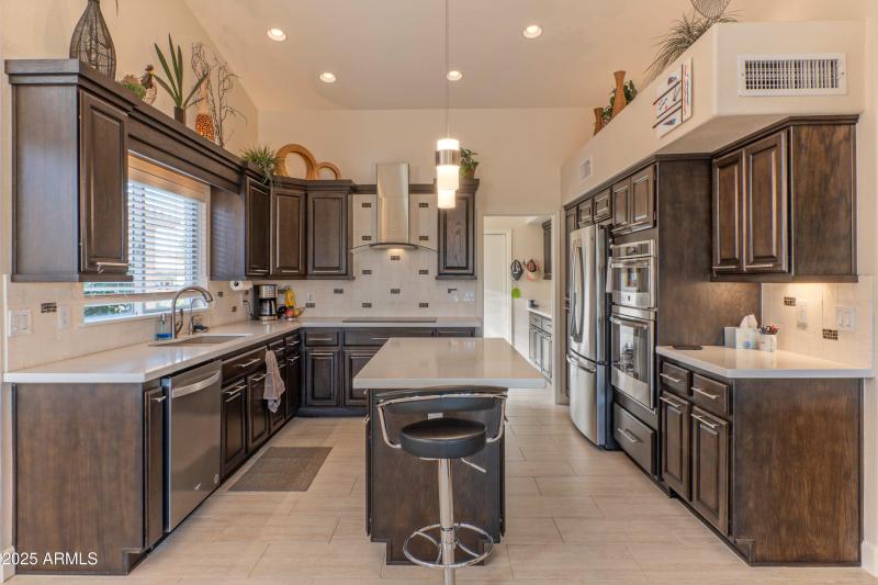 Updated kitchen w/ island