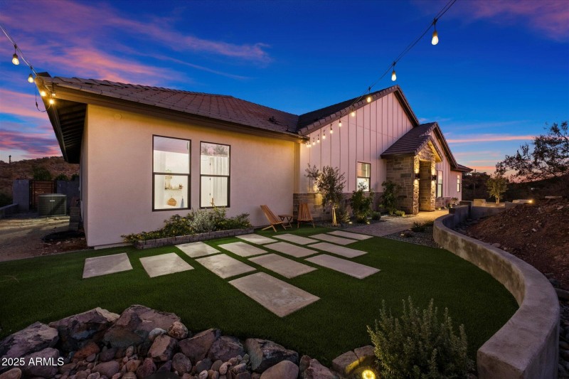 Private front yard patio