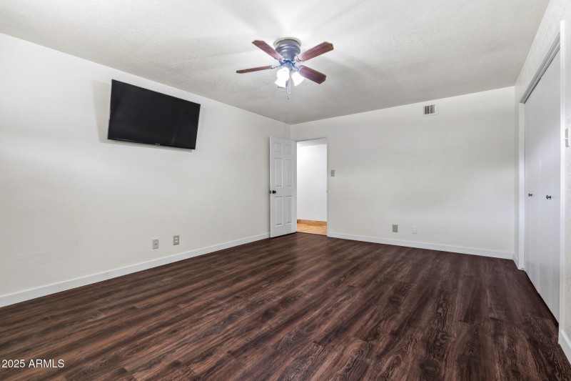 28-web-or-mls-13217 N 65th Dr--9