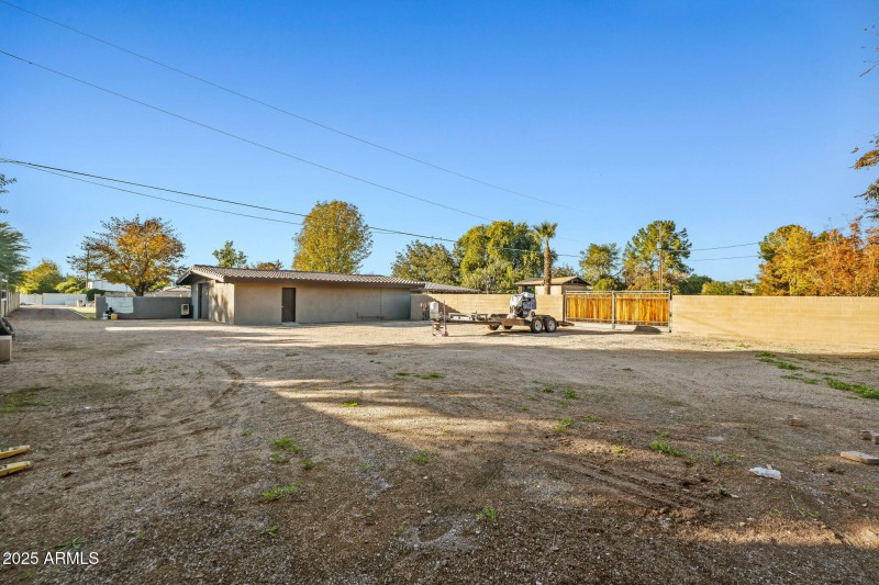 70-web-or-mls-13217 N 65th Dr--61