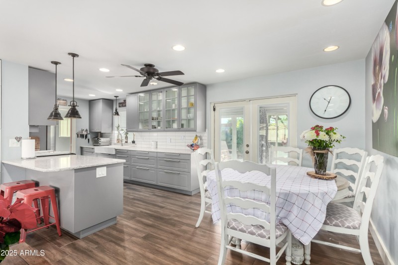 Dining area & breakfast bar
