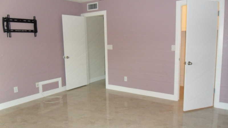 master w/ vaulted ceiling