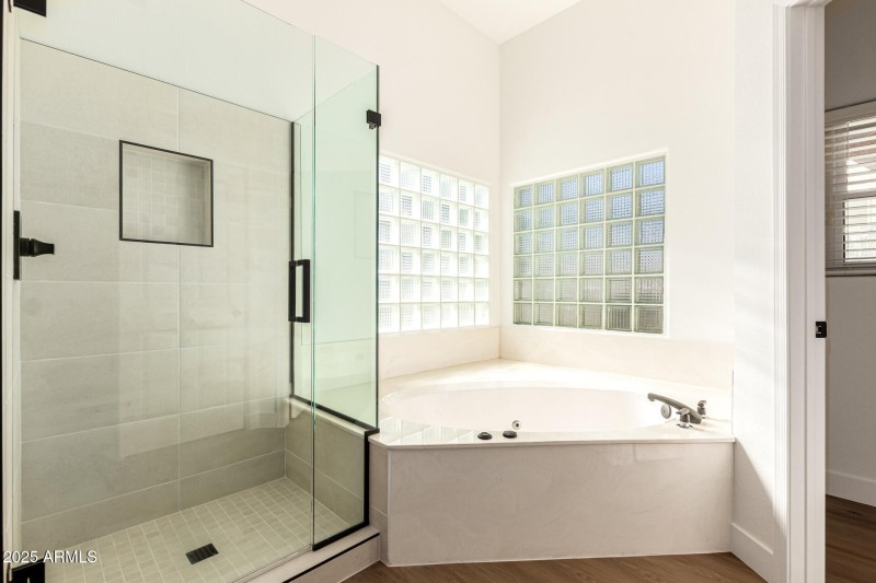 Walk-In Shower & Soaking Tub