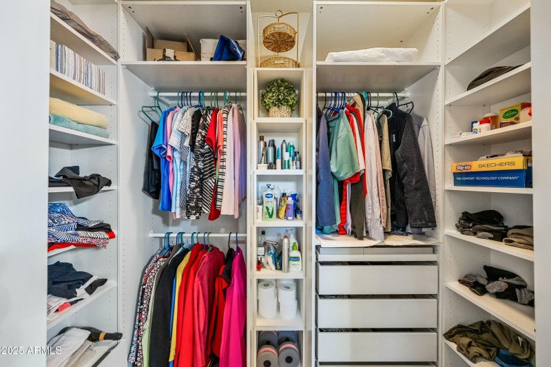 CUSTOM CLOSET