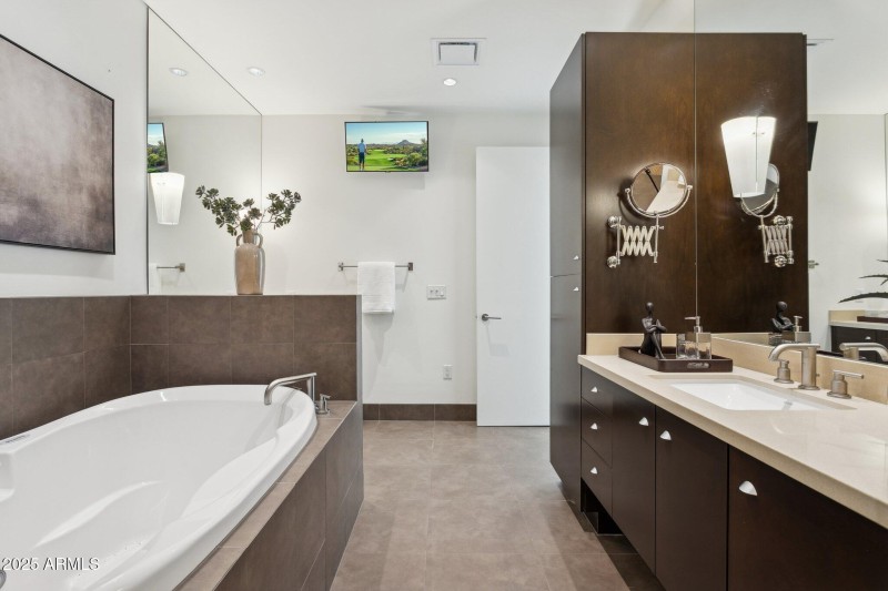 Primary Ensuite/Split Vanities