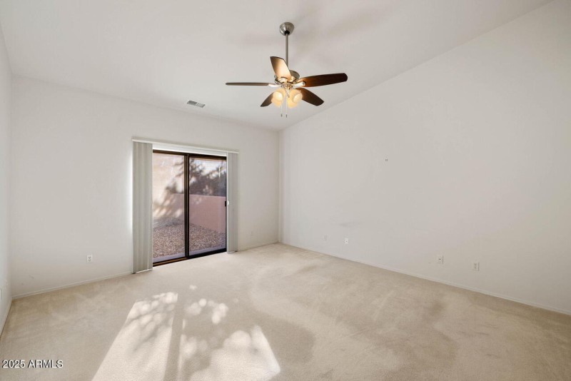 10-Primary Bedroom (1)