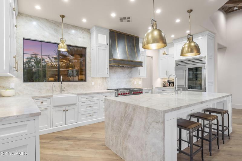 Comprehensively new Casita/Ctyd/5BR/5BA