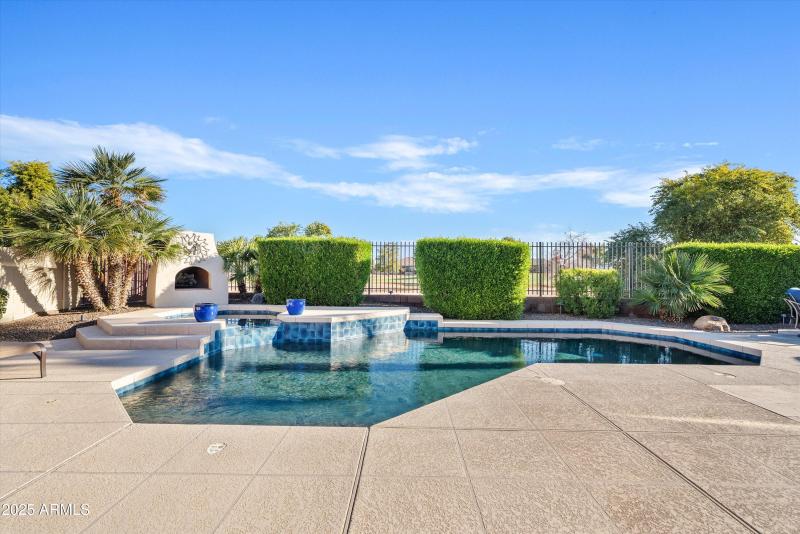 Sparkling pool & spa