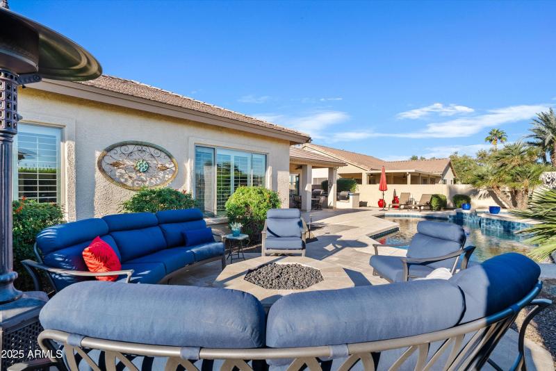 Outdoor gas fireplace