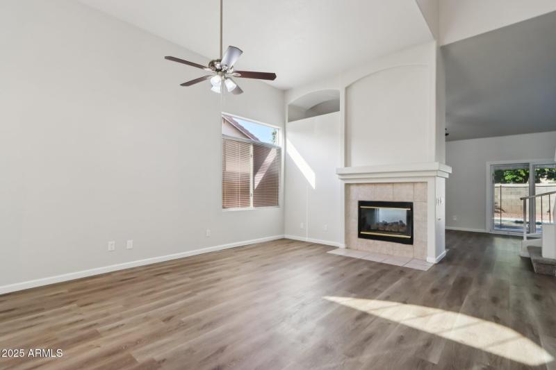 8-web-or-mls-E Oakland St-S1512-008