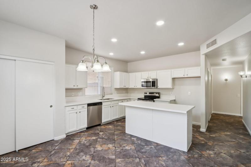 16-web-or-mls-E Oakland St-S1512-016