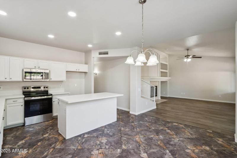 18-web-or-mls-E Oakland St-S1512-018