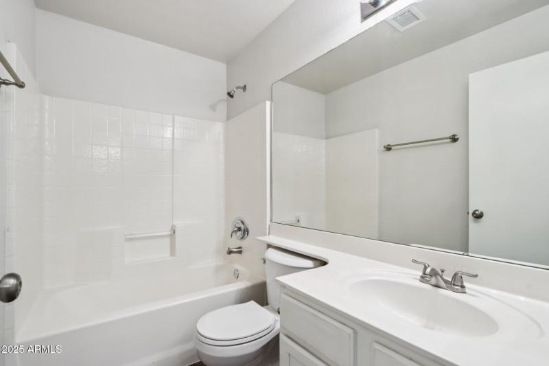 23-web-or-mls-E Oakland St-S1512-023